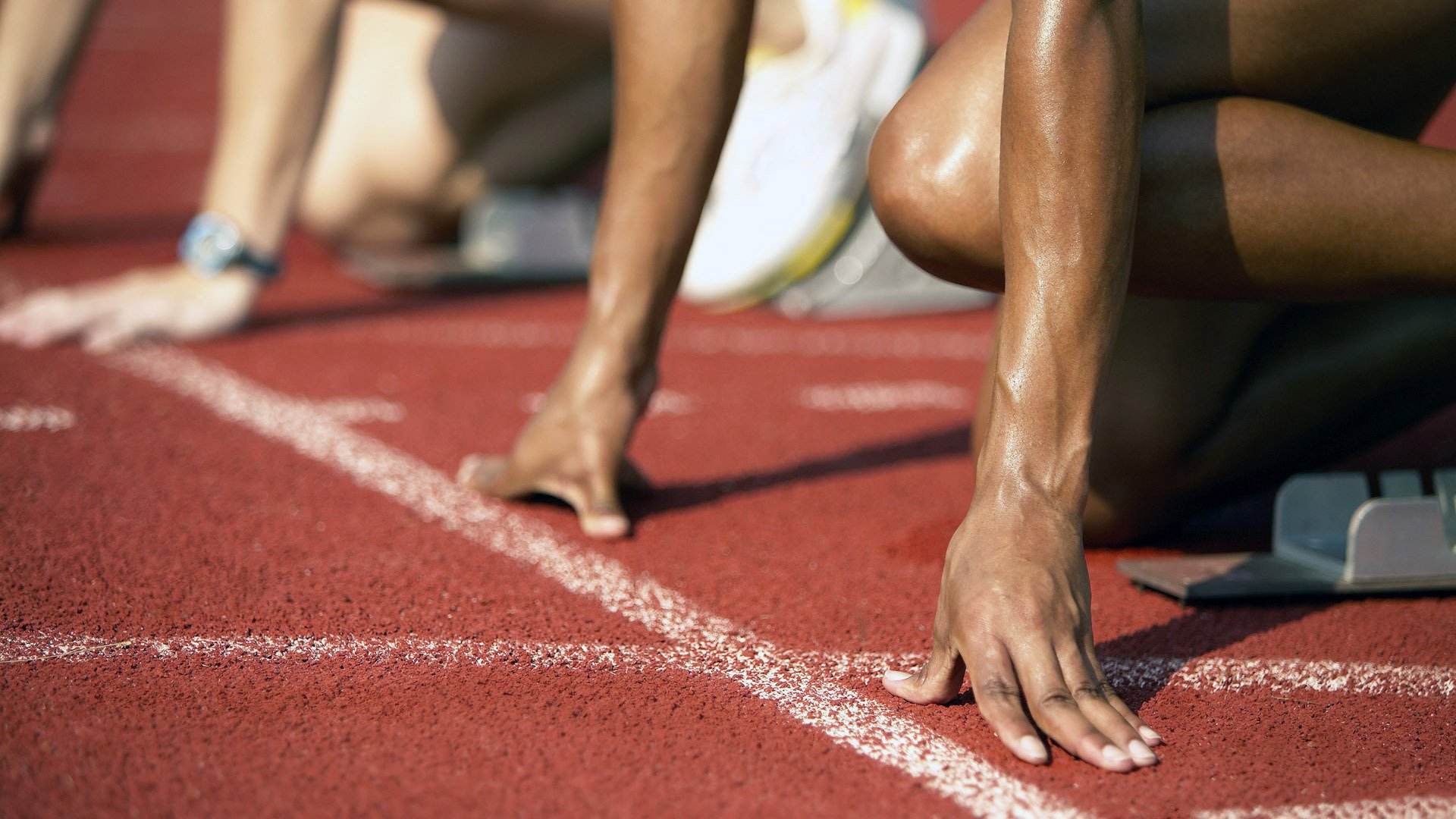 【比赛策略】运动员如何根据战局动态调整攻防布局？，如何使运动员的参赛角色达到合理定位